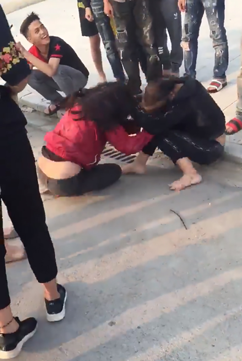 Hai cô gái đánh nhau như phim hành động trong tiếng hò reo của đám đông